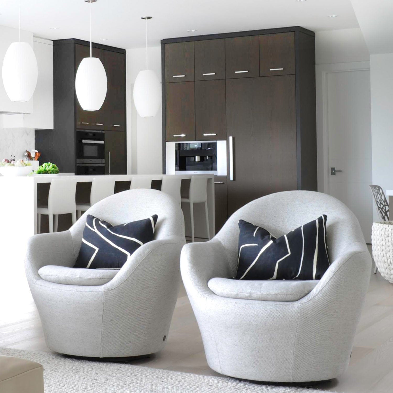 AMERICAN LEATHER FELIZ SWIVEL CHAIR