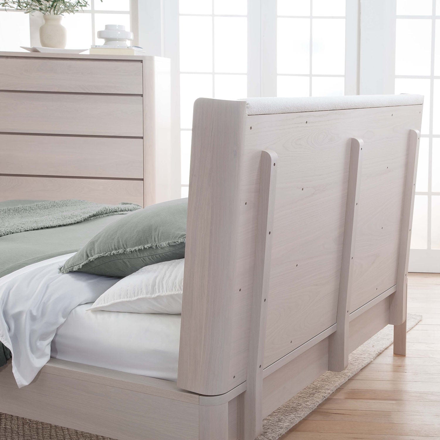 CURVA WOOD PANEL BED