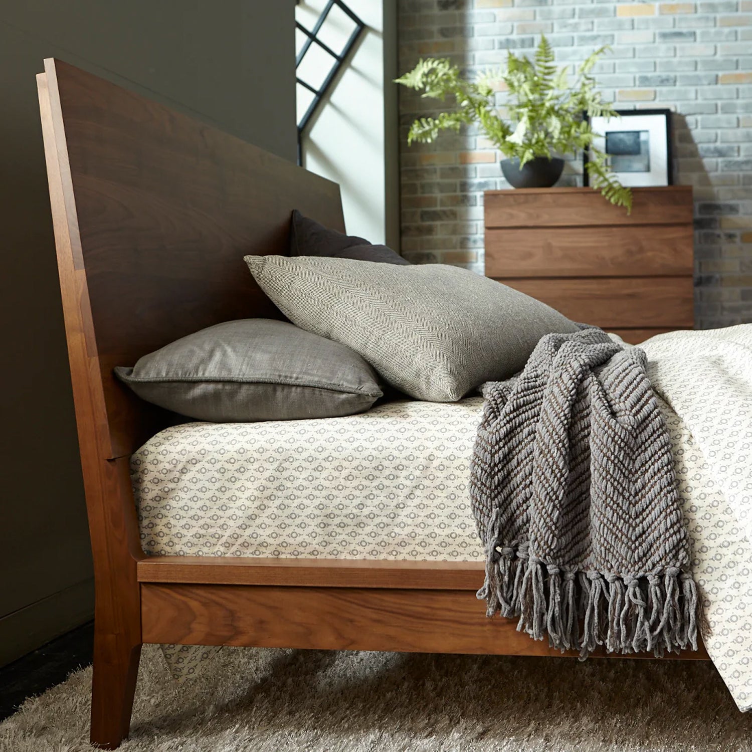 SERRA WOOD PLATFORM BED