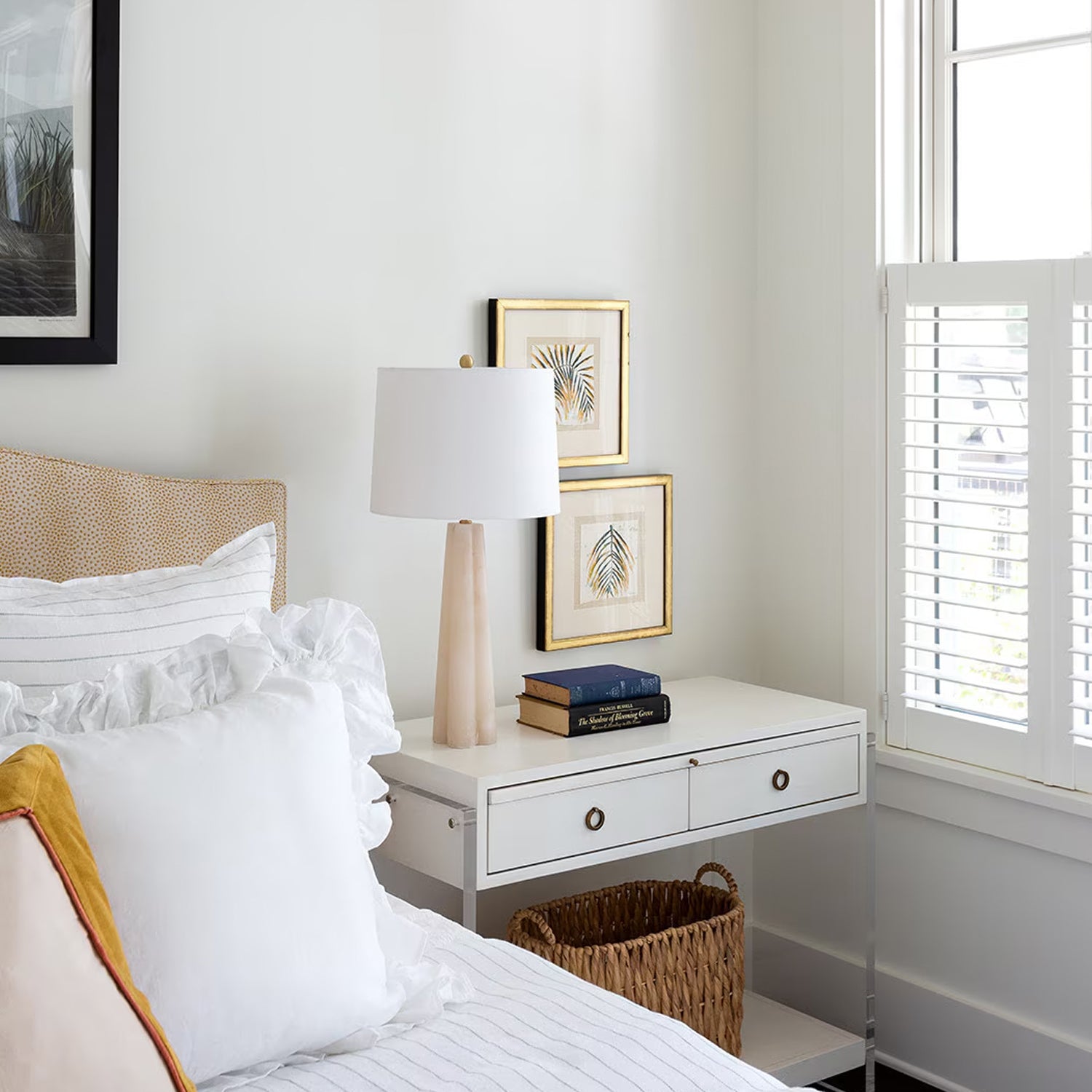 ALABASTER QUATREFOIL TABLE LAMP